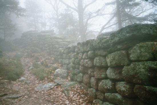 800px-Mur_paÃ¯en_brouillard.jpg